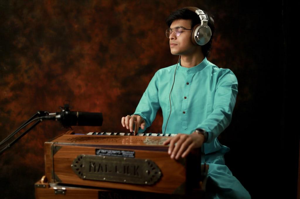 Learn harmonium classes soulful musik academy